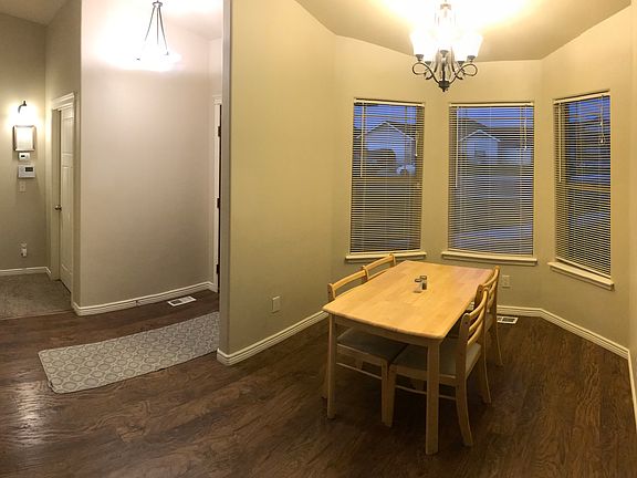 Dining room/entry