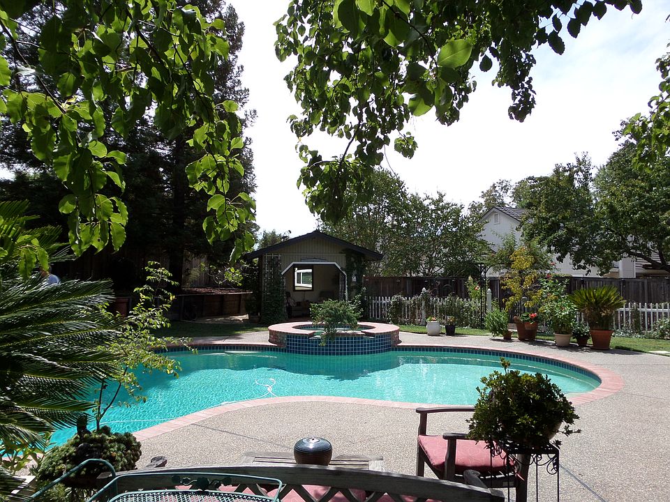 1st image of 902 Graf Ct