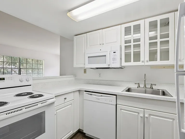 Greenwich Commons Apartment Homes — Photo 5