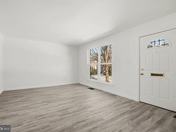 5th image of 804 Arnold Ct