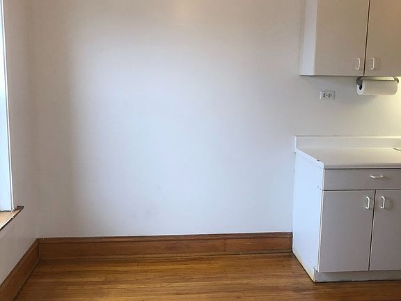 5th image of 1064 W Cornelia Ave #3