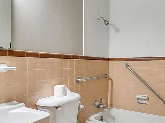 2nd image of 220 N 17th St