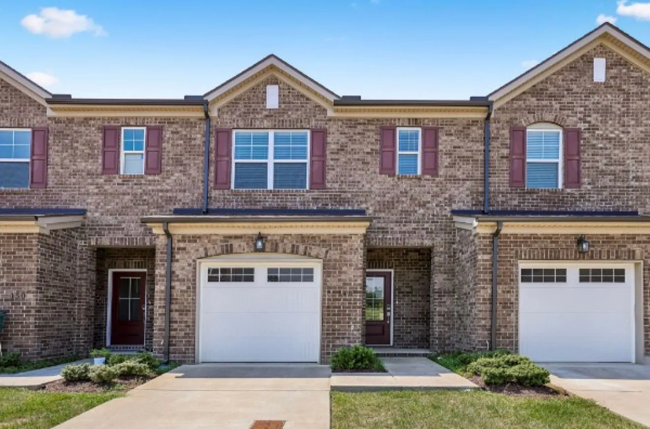 3 bed, 2.5 bath, 1692 sqft, $1,900 — Photo 1