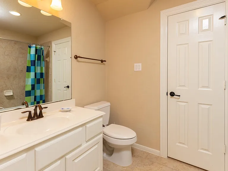 162 W Hullwood Ct — Photo 36