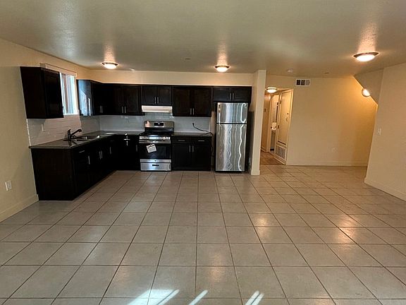 3rd image of 811 W 79th St