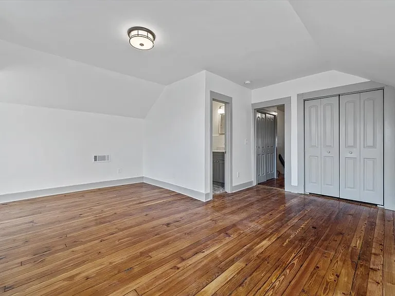 Primary bedroom with en suite full bathroom