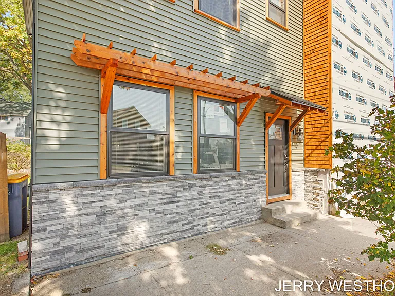 715 Butterworth St SW #2 — Photo 1