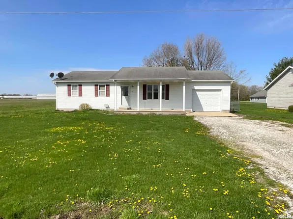 425 S Main St, Saint Elmo, IL 62458