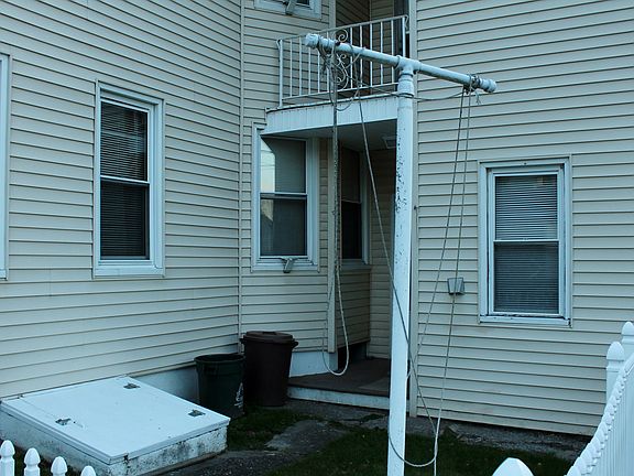 Upper and lower back porch/ small fenced in yard