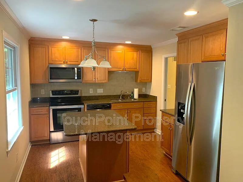4 bed, 2.5 bath, 2220 sqft, $2,395 — Photo 2