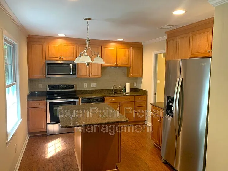 1114 Glenshannon Rd — Photo 2
