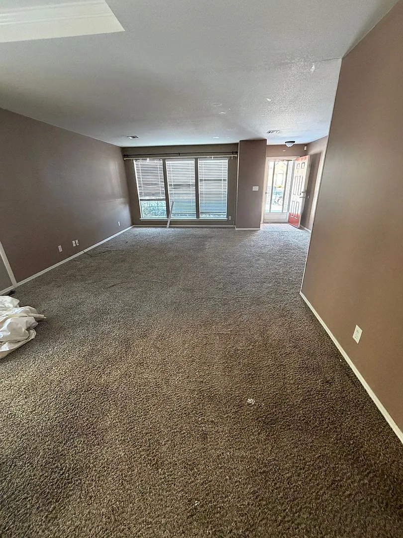This charming single story 3 bedroom, 2 bath home with the convenience and an unbeatable location. — Photo 3