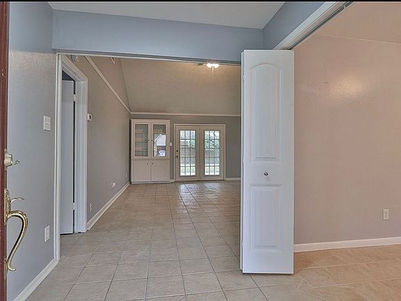 3rd image of 2113 Savanna Ct N
