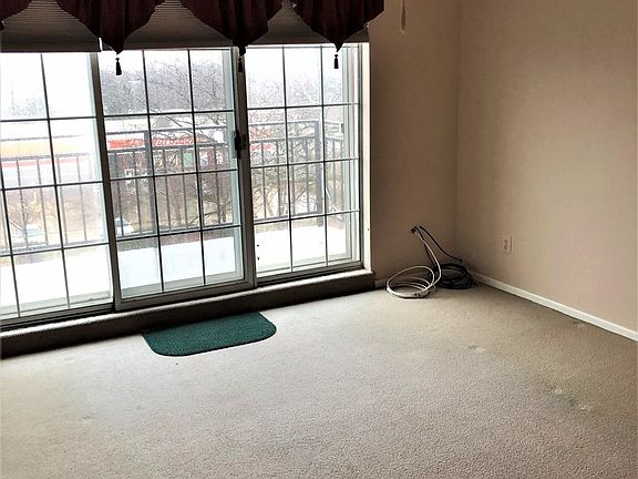 5th image of 1050 N Farnsworth Ave APT 407