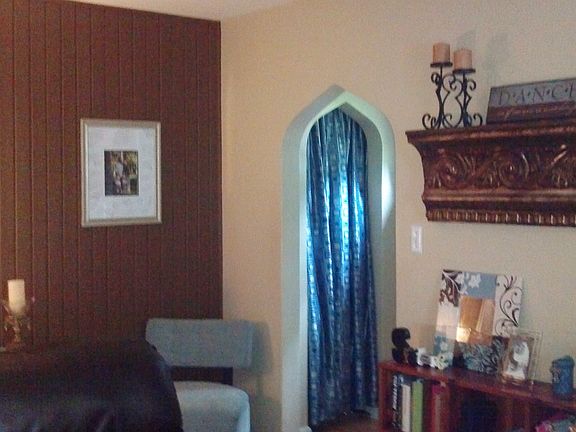 LIVINGROOM & FRONT ENTRY