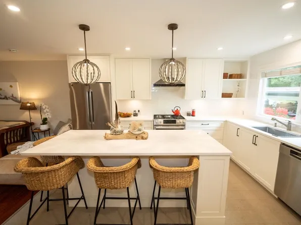 4689 Hoskins Rd, North Vancouver, BC V7K 2R3