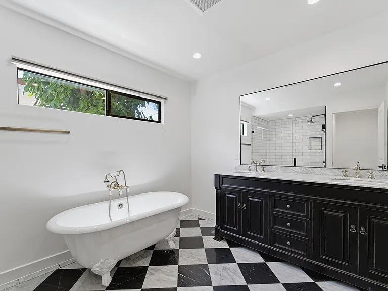 393 Huntley Dr — Photo 8