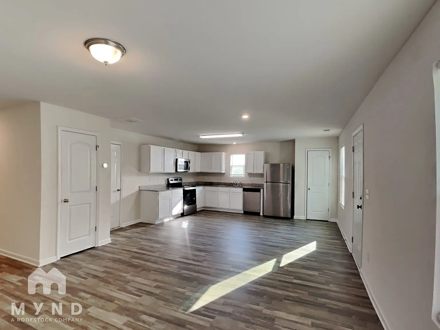 3 bed, 2.5 bath, 1660 sqft, $1,735 — Photo 3