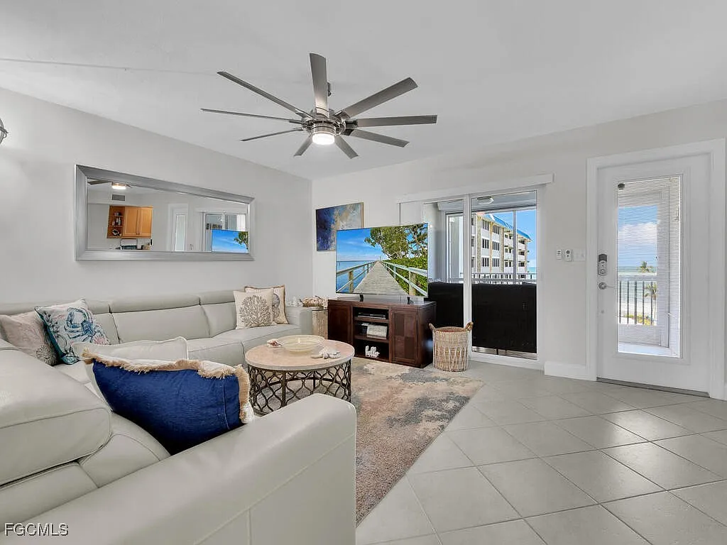 3 bed, 2.0 bath, 1222 sqft, $9,000 — Photo 4