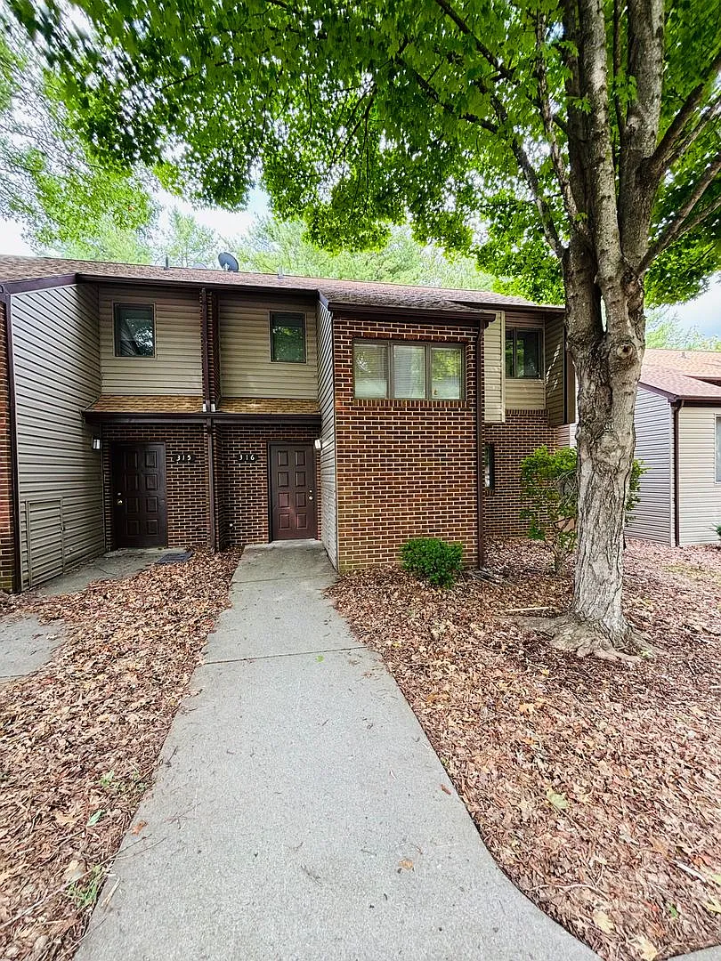 3 Bedroom 2.5 Bath Townhouse — Photo 3