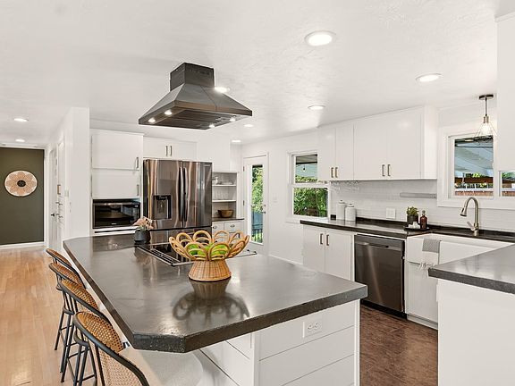 5th image of 2716 W Beacon Ave