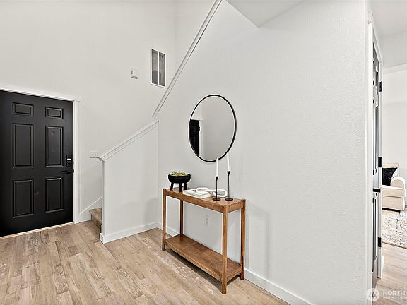 5th image of 772 Carriage Court Drive W