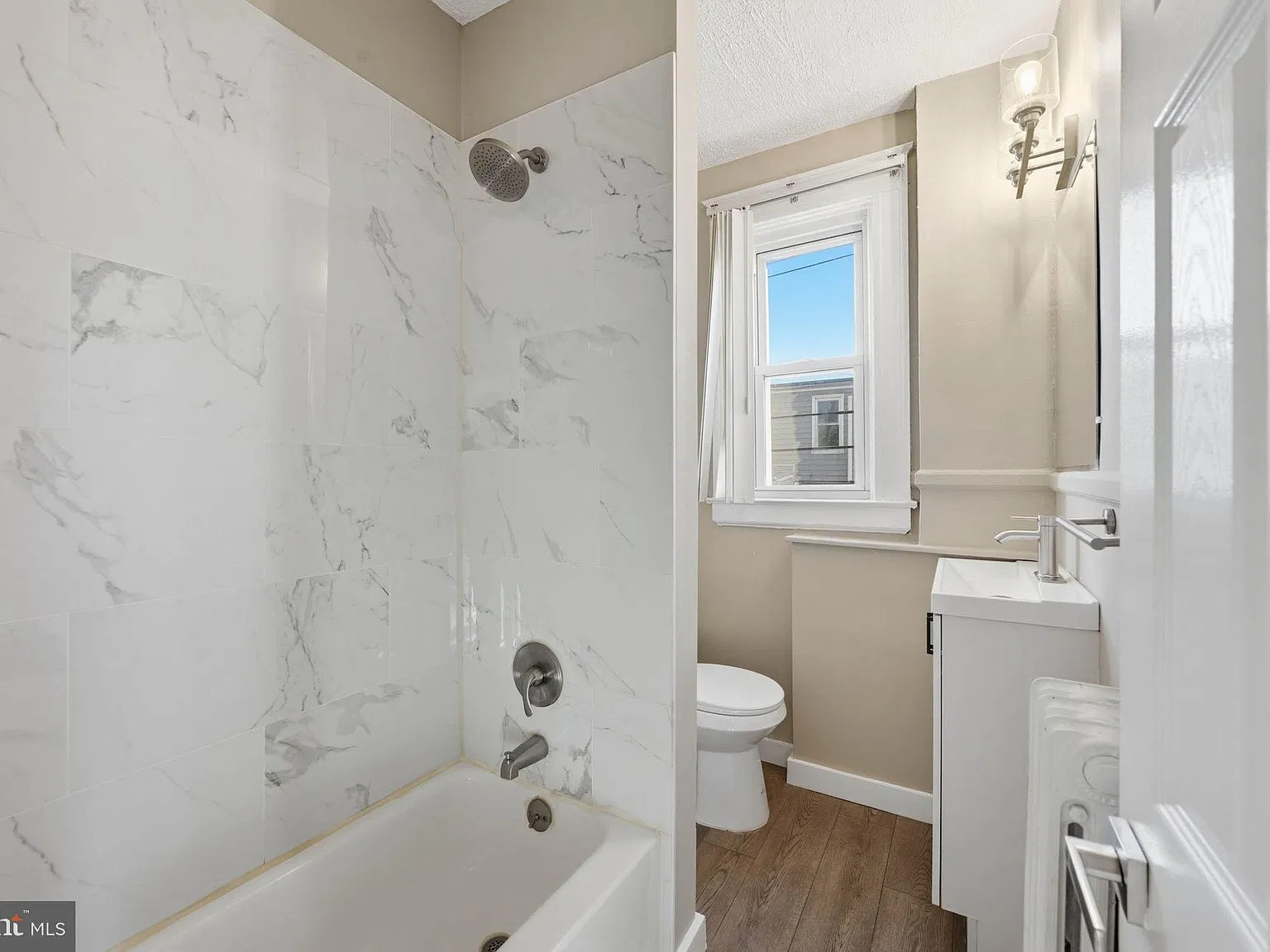 2 bed, 1.0 bath, 1300 sqft, $1,600 — Photo 3