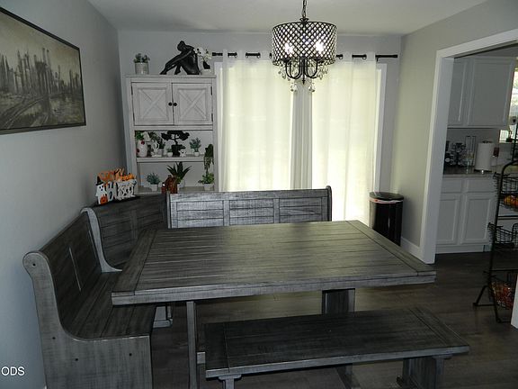 5th image of 10107 Wright Ave