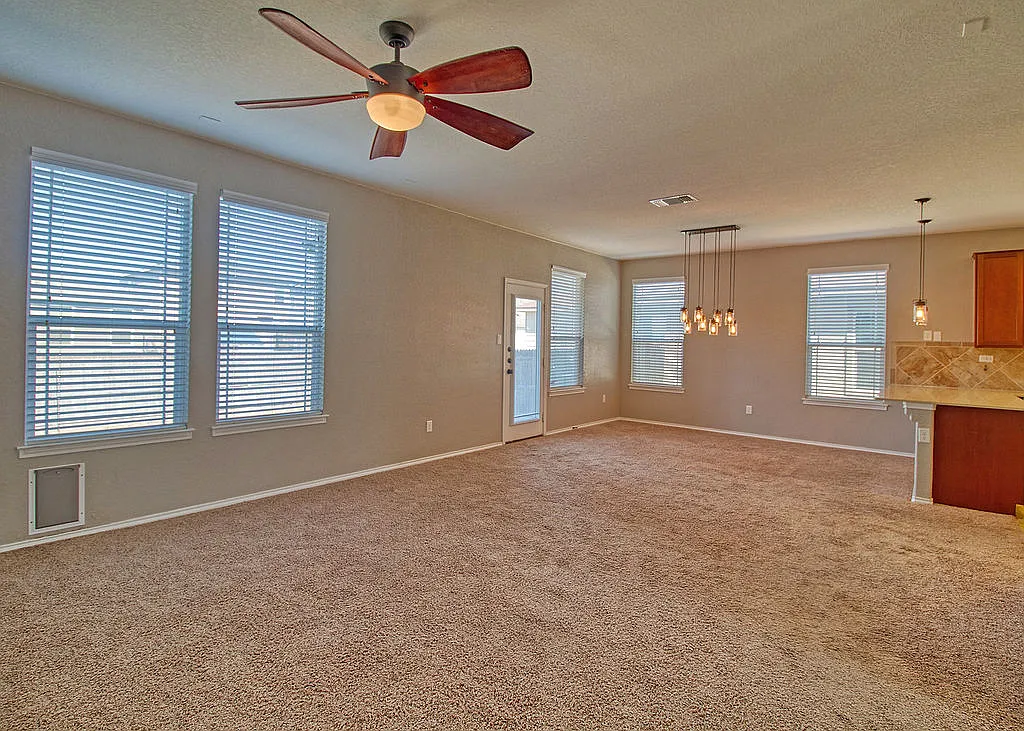 4 bed, 2353 sqft, $1,895 — Photo 4