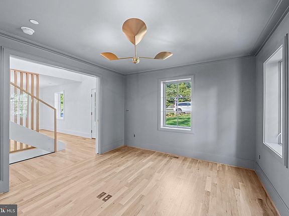 3rd image of 9622 Parkwood Dr