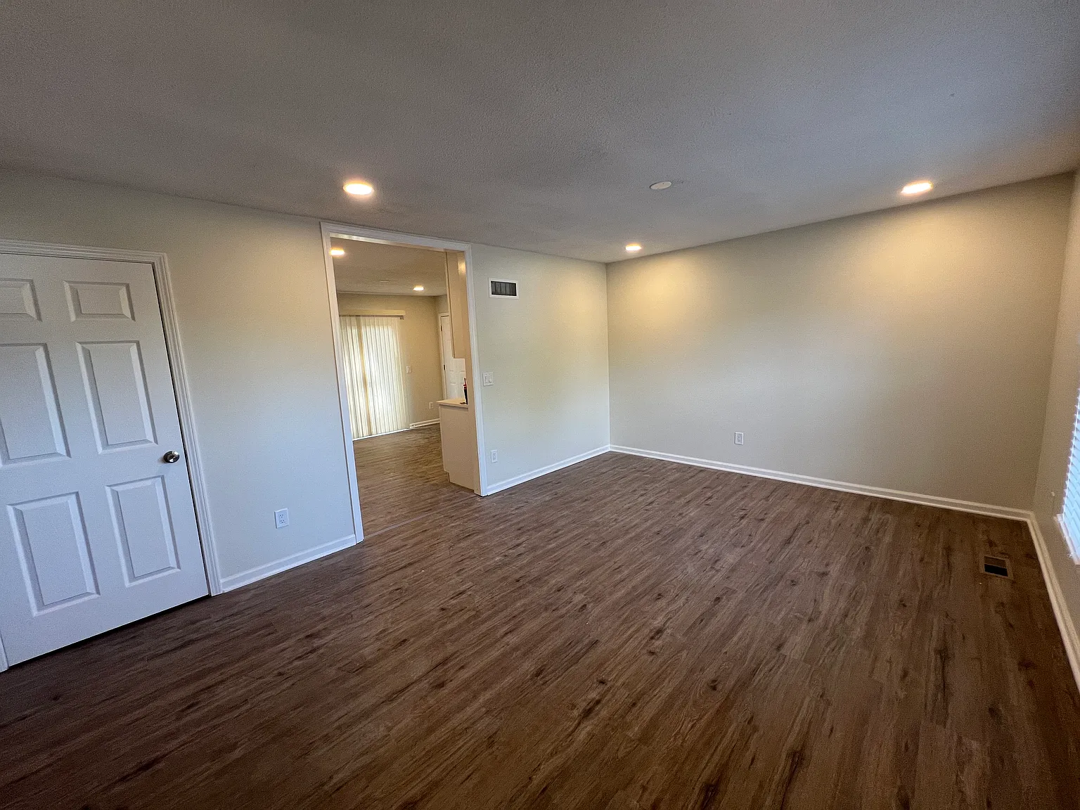 4 bed, 1950 sqft, $2,595 — Photo 2