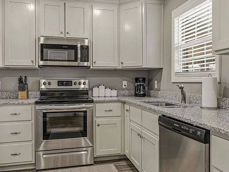 4504 Regina Ct — Photo 25