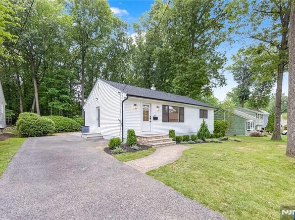 61 Mackay Ave, Waldwick, NJ 07463