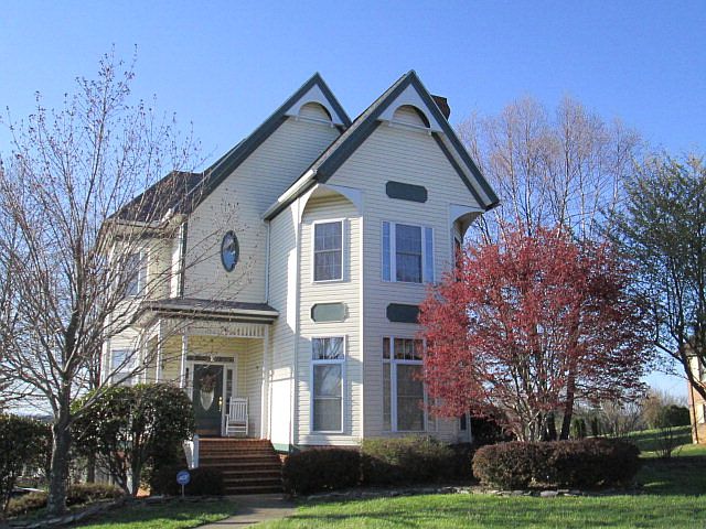1st image of 318 Fox Run Dr