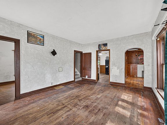 4th image of 315 E Division Ave