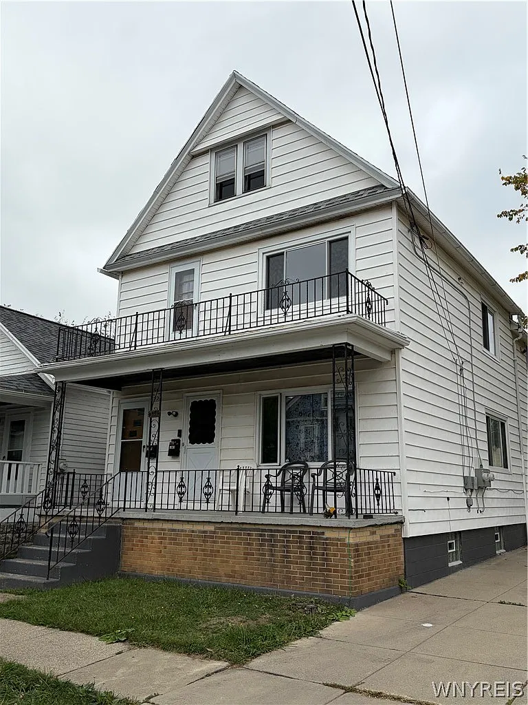 2 bed, 1.0 bath, 2198 sqft, $1,095 — Photo 1