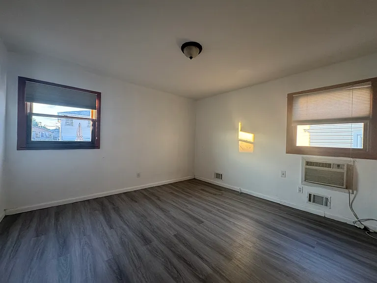 27 Laredo Ave #1F — Photo 7
