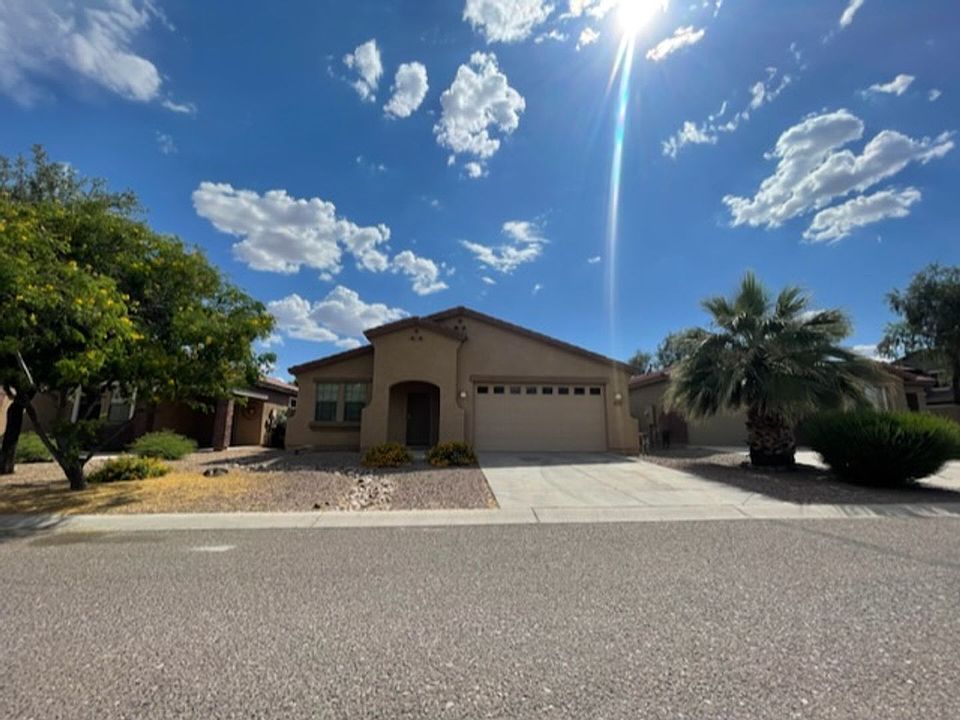 1st image of 913 E Saddleback Pl