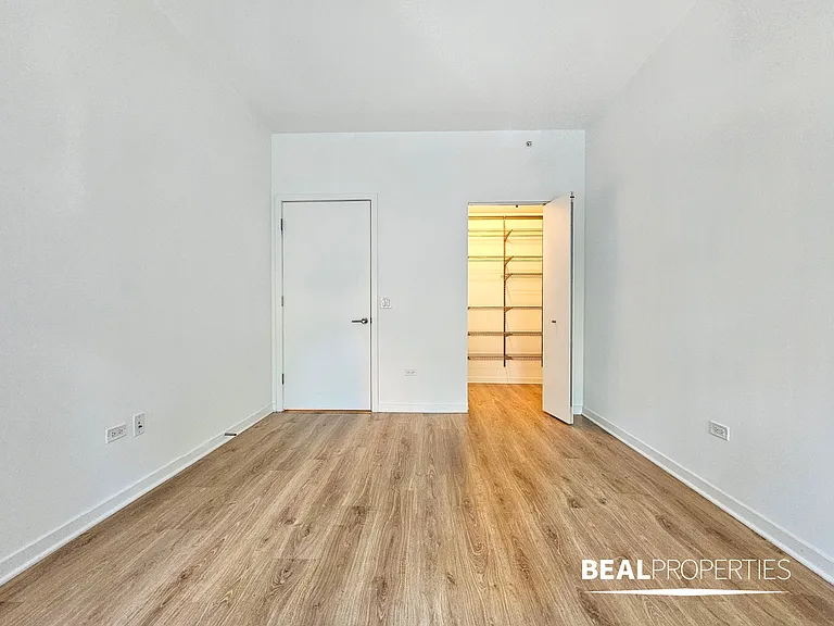 558 W Webster — Photo 63