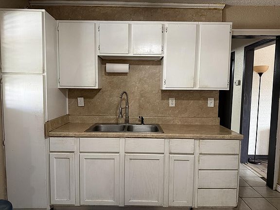 5th image of 810 NE 4th Pl
