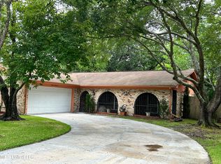 1300 Cornwall Dr, Ocean Springs, MS 39564