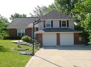 1011 Wyckwood Dr, Liberty, MO 64068
