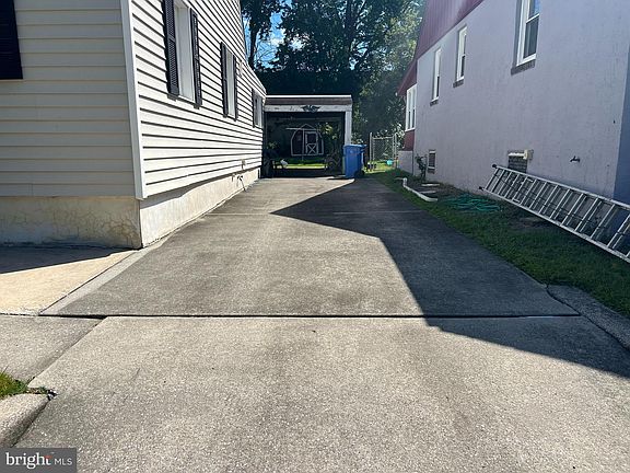 3rd image of 216 E Olive St