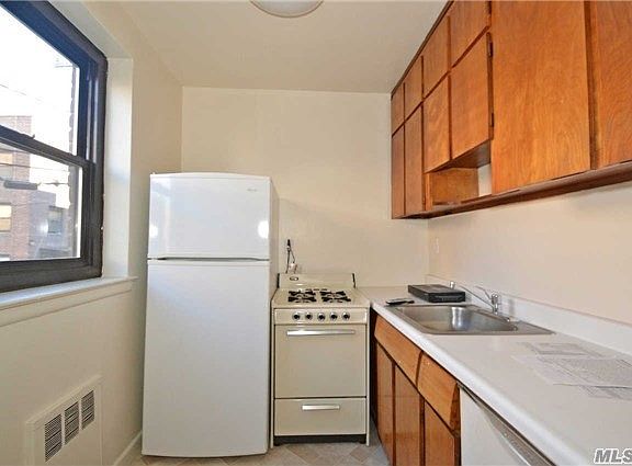 4th image of 15 Hill Park Ave APT 1E