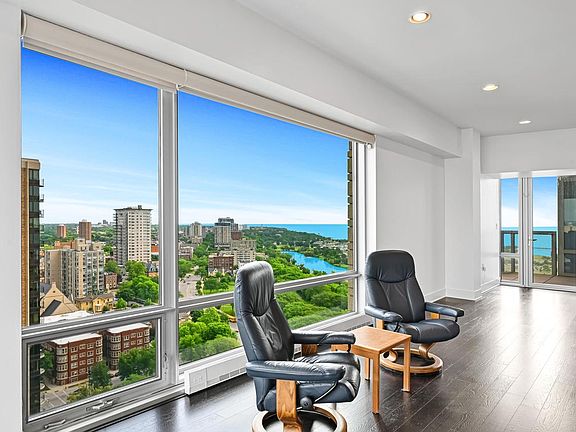 5th image of 923 E Kilbourn AVENUE #2103