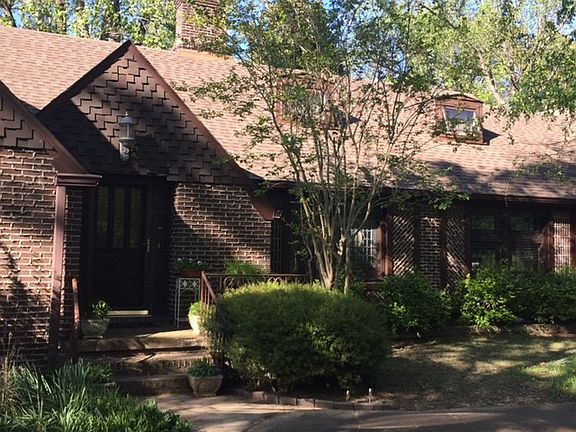 2nd image of 207 Saint Andrews Cir