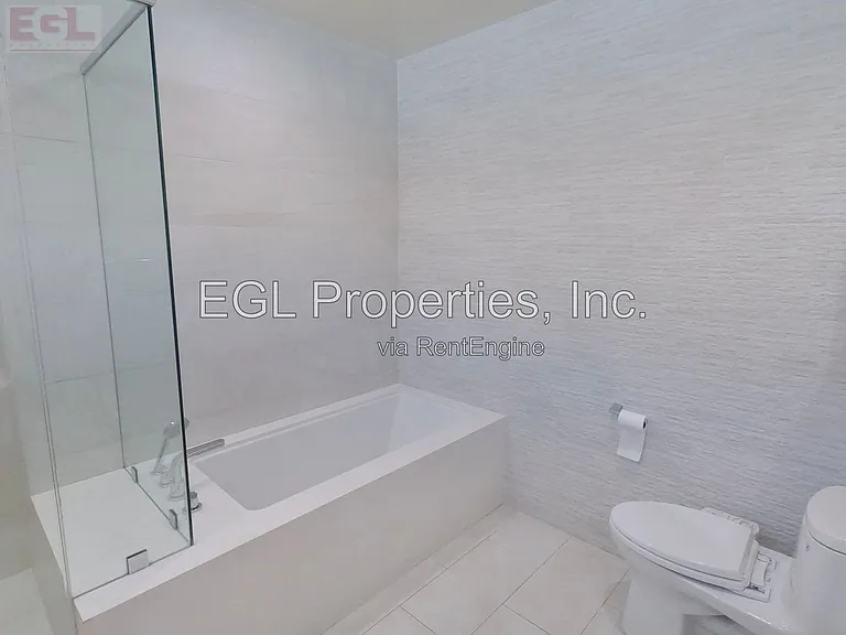 10749 Wellworth Ave — Photo 15