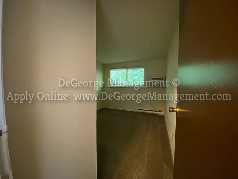 Woodside Court Apartments — Photo 28
