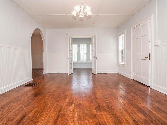 4th image of 2571 Parkview Ave