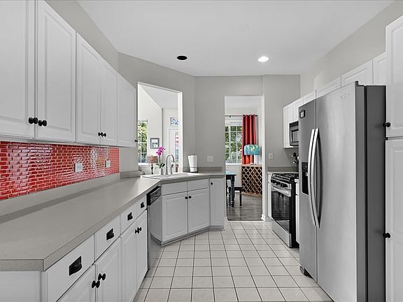 5th image of 39 S Oakhurst Dr